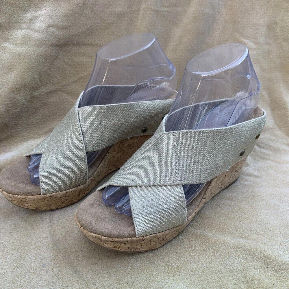 Merona Gold Sandals with Crisscross Design - Picture 4 of 10